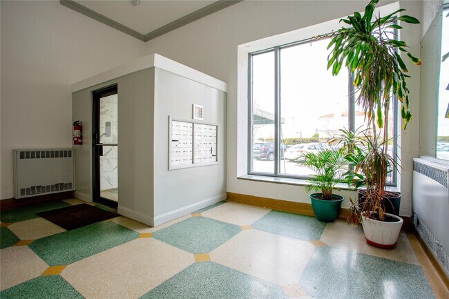 Building Photo - 302 E Broadway