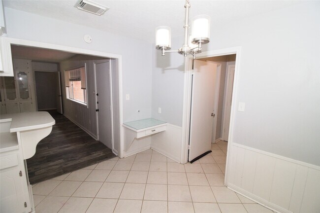Building Photo - 1030 Montour Dr