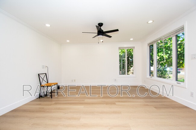 Building Photo - 1099 Bradford Dr
