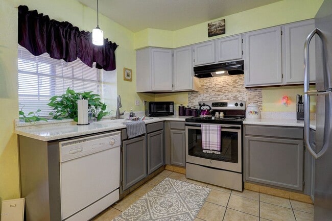 Building Photo - Updated 2 Bed/2.5 Bath Townhome in Great W...