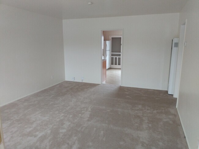 Building Photo - 4851 Iroquois Ave