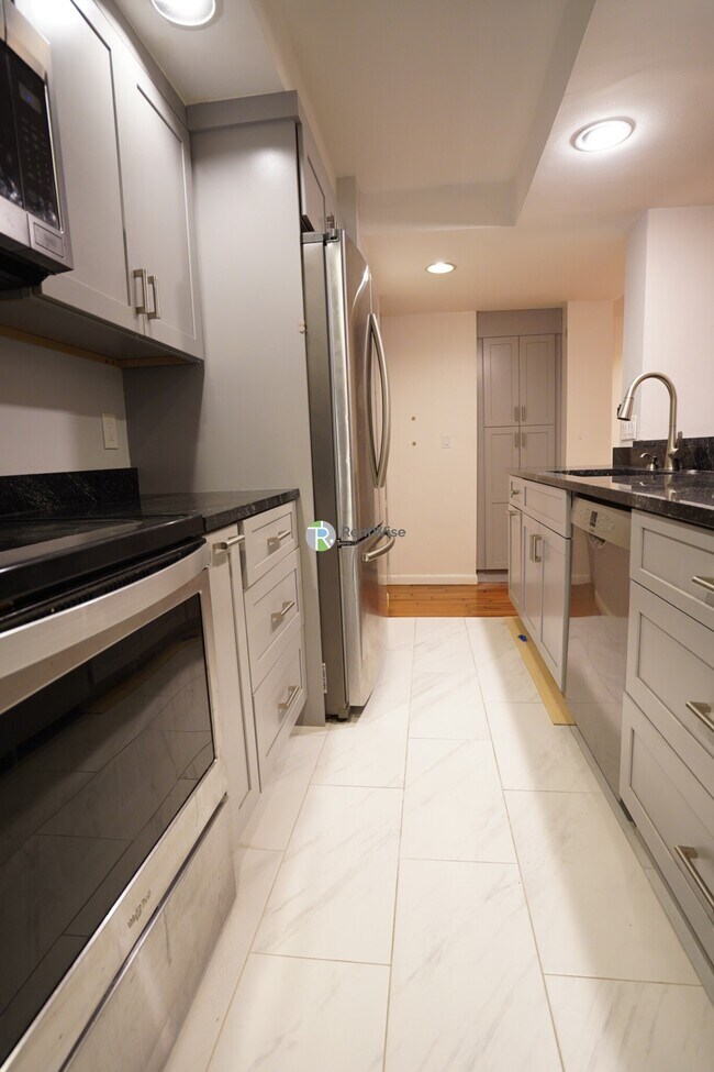 Building Photo - 452 Park Dr