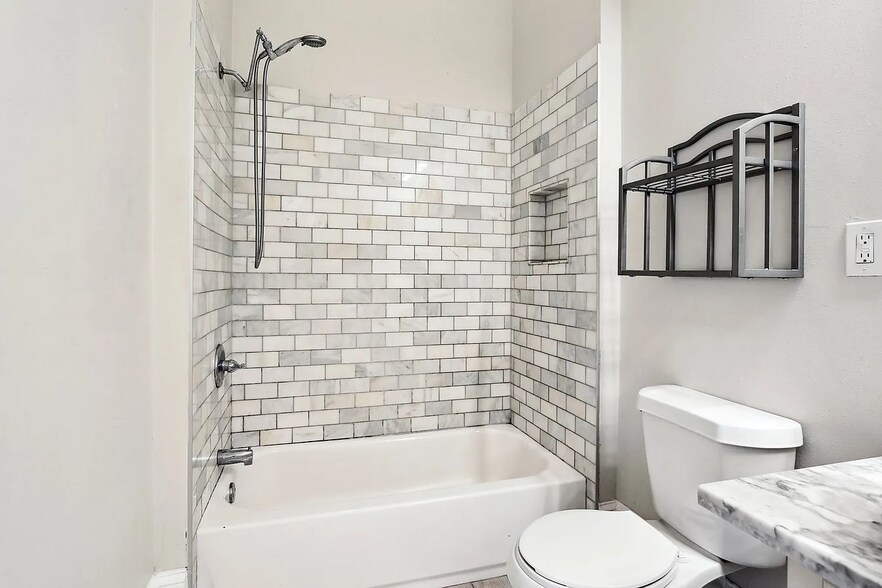 Building Photo - 2823 Baronne St