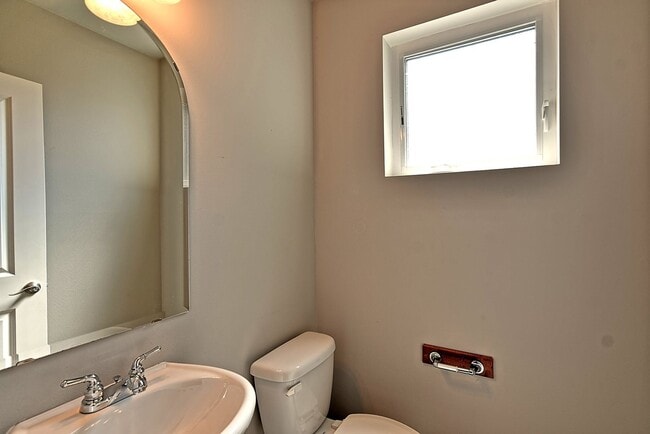 Building Photo - Townhome Near Silver Lake - Avail Now!