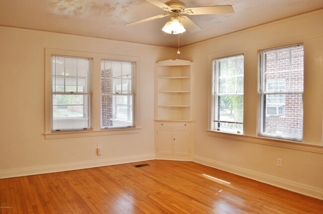 Building Photo - 2559 Dellwood Ave