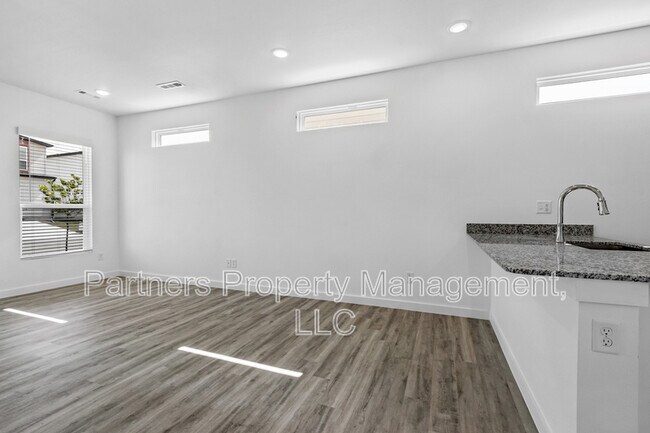 Building Photo - 881 Ventnor Ave