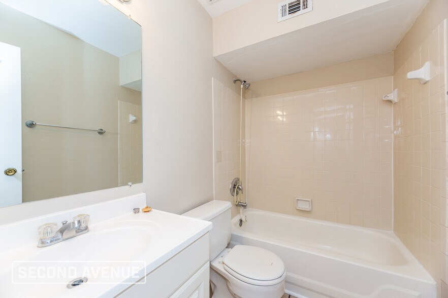 Building Photo - 1226 Bayshore Dr N