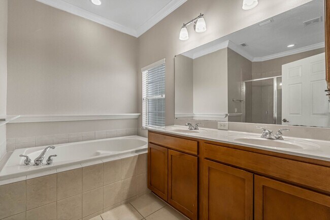 Building Photo - Around the Corner to Avalon Park Towncente...