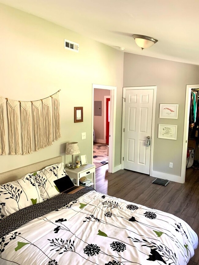 Building Photo - Modern 1 Bedroom Upstairs Apartment in Madison