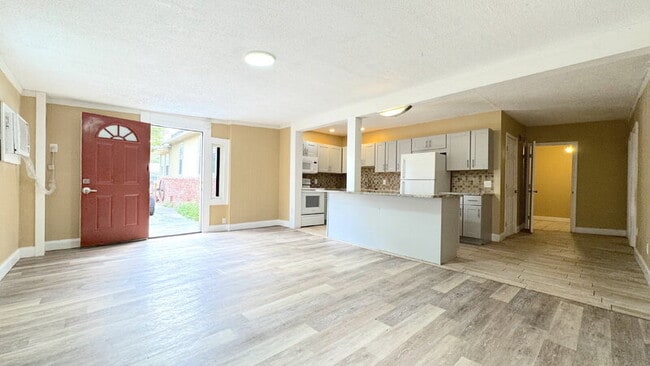 Building Photo - 170 Kingston Ave