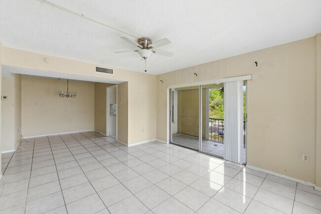 Building Photo - 4152 Inverrary Dr