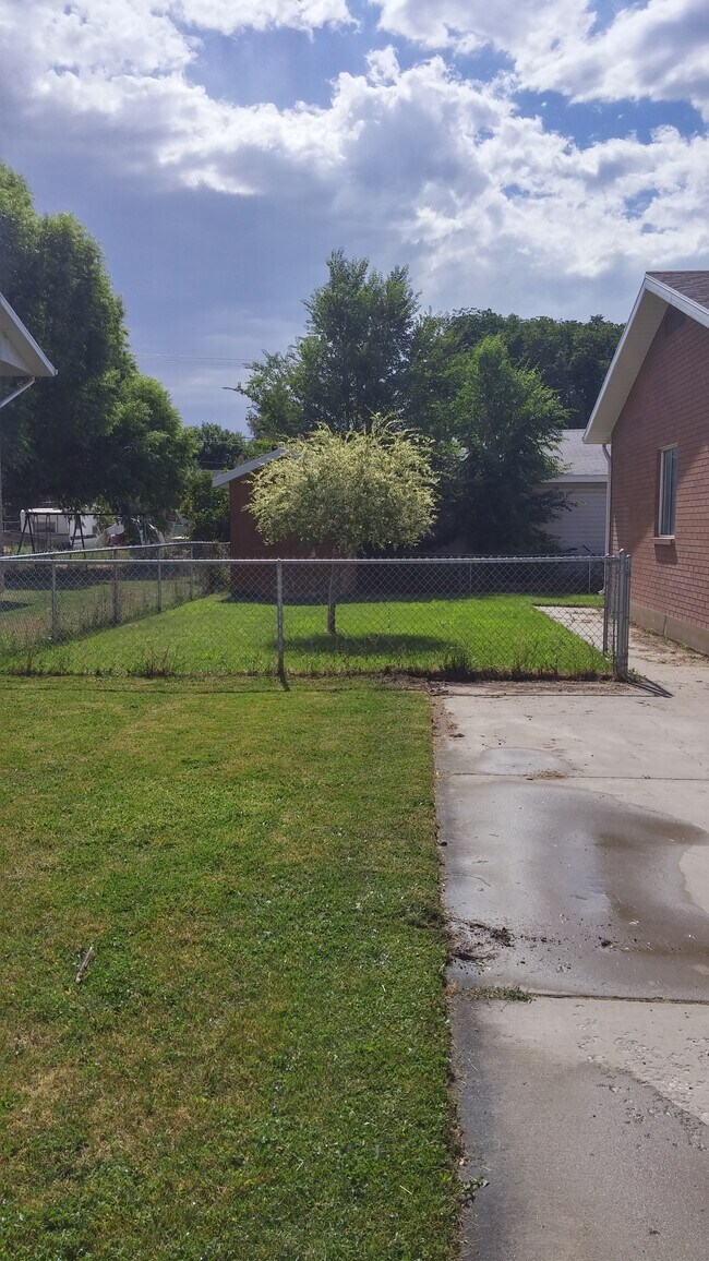 Building Photo - 285 N 400 E