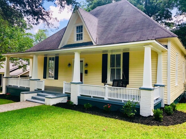 Building Photo - Plum Street-3 bedroom/2 bath home with large rocking chair front porch!