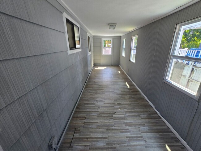 Building Photo - 4 Bd 1.5 Bath Single Family House in Hyde Park Available 12/1