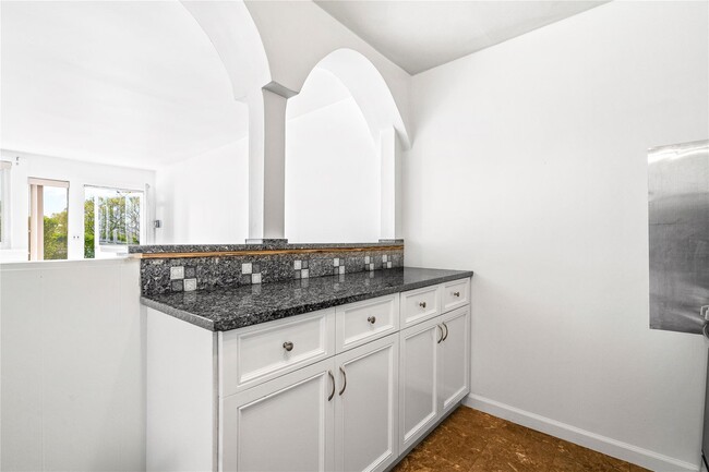 Building Photo - 5 Wyndover Woods Ln