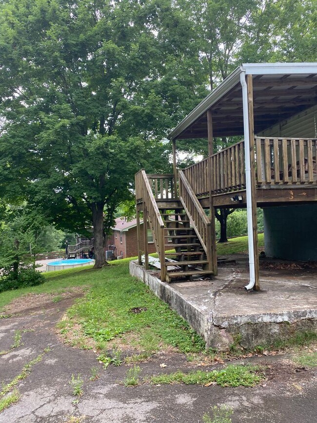 Building Photo - Great location 2 bedroom 1 bath home near APSU and Downtown!