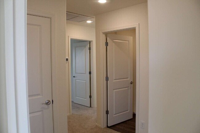 Building Photo - "Spacious 4-Bedroom with 2.5 Baths availab...