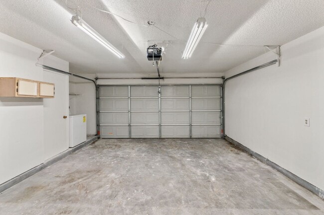 Building Photo - Bright and Inviting 3-Bedroom with Private...