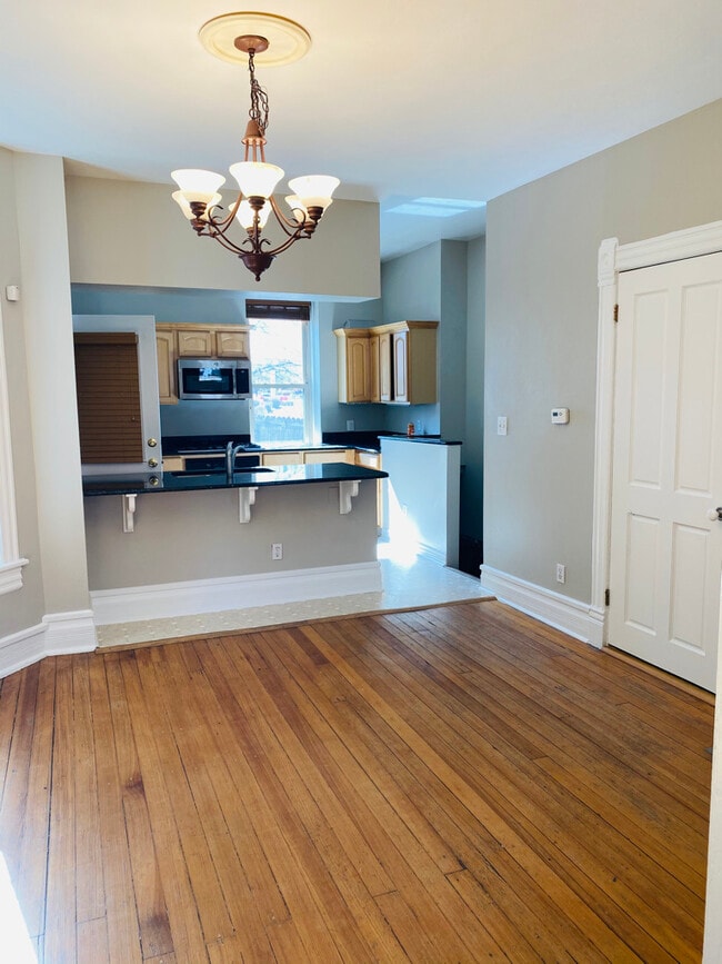 Building Photo - 910 E 20th Ave