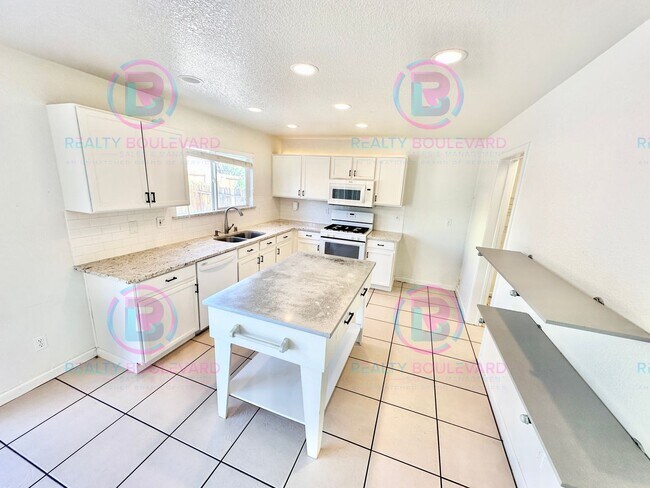 Building Photo - 9685 Canyon Meadows Dr
