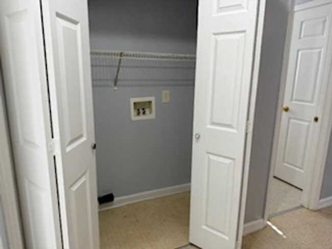 Building Photo - 245 Lakewood Dr