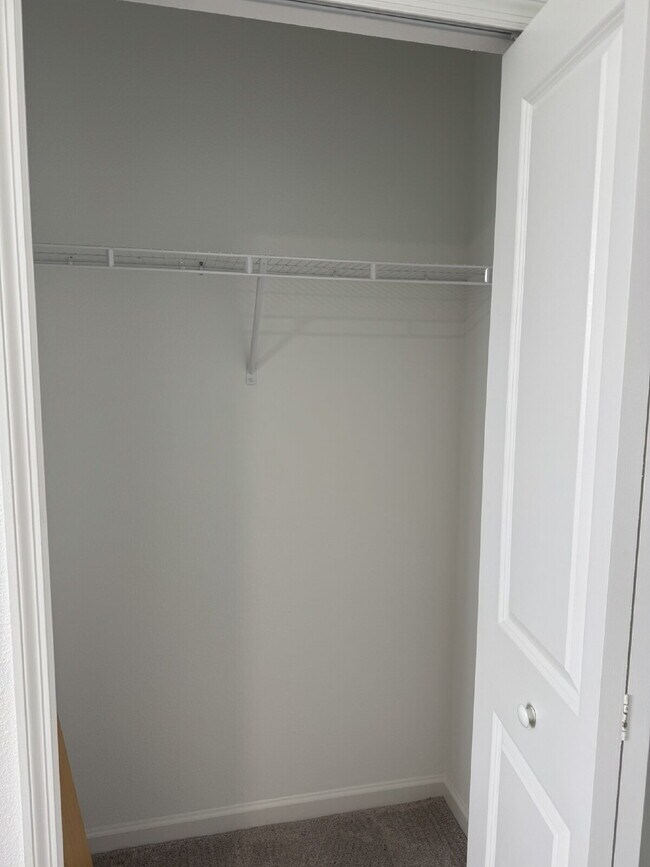 Building Photo - "Spacious 4-Bed Oasis with Granite Finishes & Guest Suite in Jacksonville!"