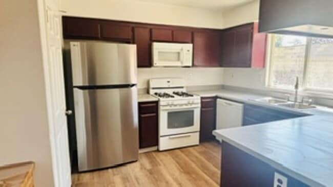Building Photo - 633 Las Colinas St