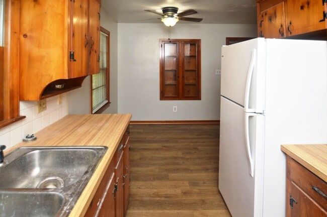Building Photo - 3 BR Home in Madison Heights Available Imm...