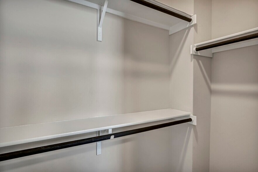 Building Photo - 13800 Lyndhurst St