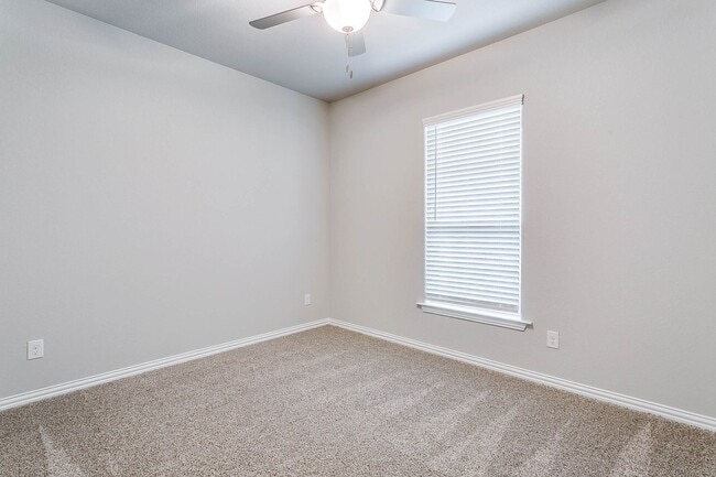 Building Photo - ? 1/2 Off First Month’s Rent! ?