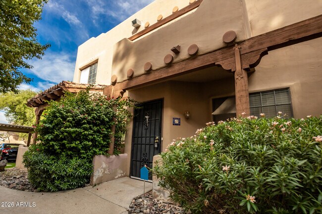 Building Photo - 1446 E Grovers Ave