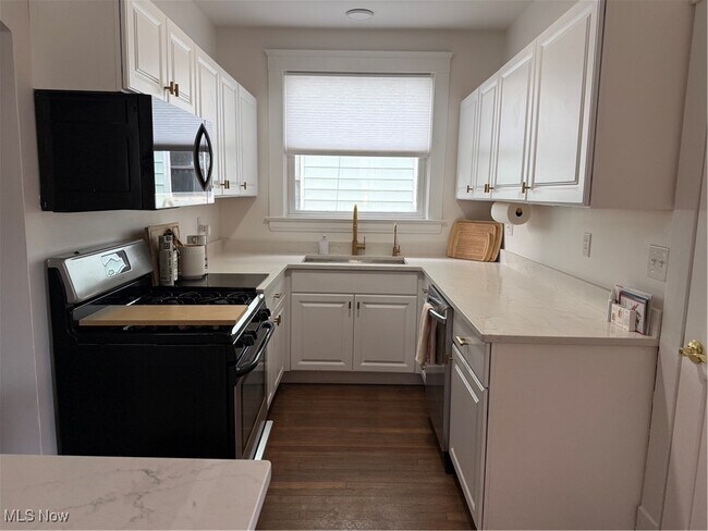 Building Photo - 1320 W 108th St