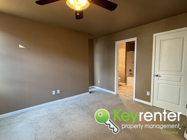 Building Photo - Dream Townhome in Tacoma, WA!