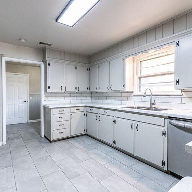 Building Photo - Room to Grow! Spacious, Remodeled 3/2/2 in Great Location!