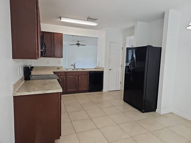 Building Photo - Nice 3 bed 2 bath 2 car garage single family home in Cape Coral with lawn care included.