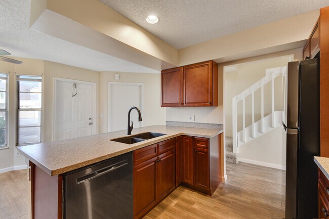 Building Photo - BEAUTIFUL THREE BEDROOM TOWNHOME WITH GARAGE(AVAILABE NOVEMBER)