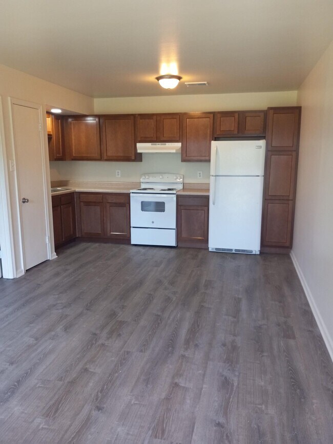 Building Photo - Large Unit - Heat Included in Rent