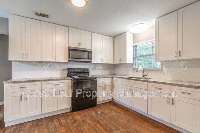 Building Photo - 402 W Wildwood Dr