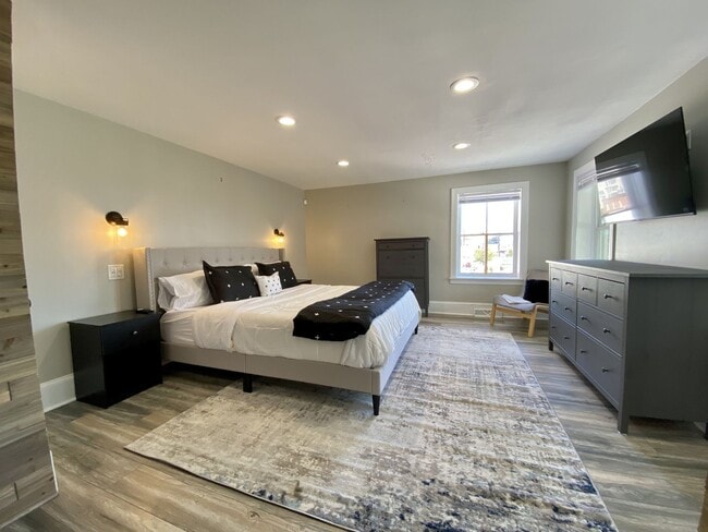 Building Photo - 712 N West St