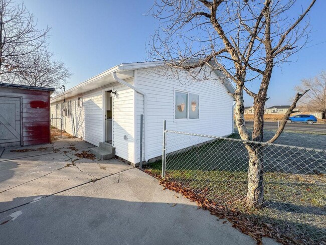 Building Photo - Charming Duplex with Prime Location in West Valley!