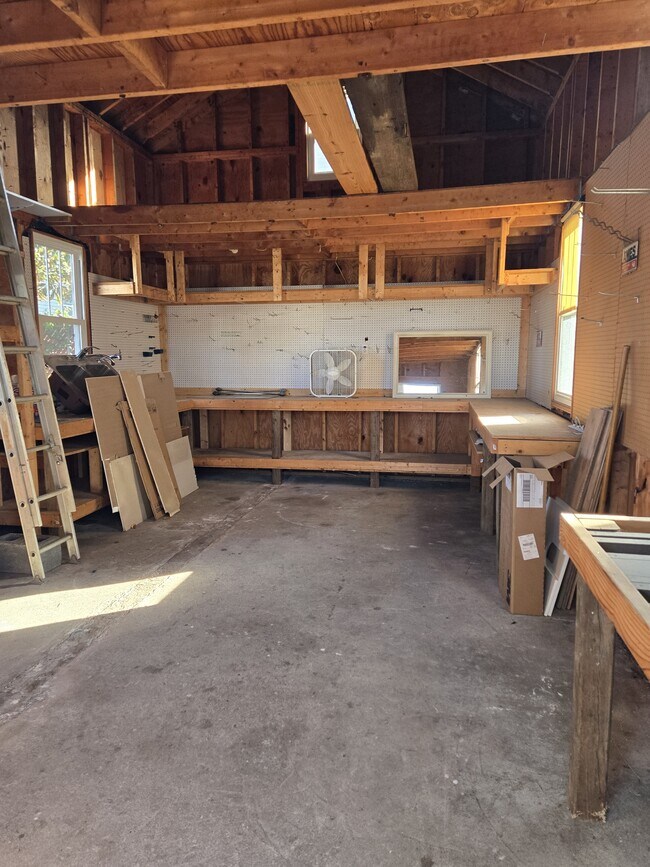 Building Photo - 434 Creek Ave