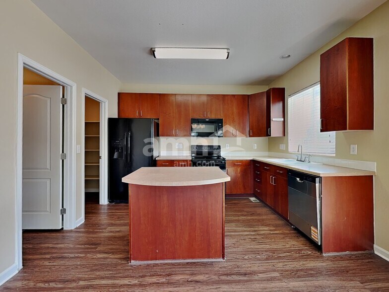 Building Photo - 10572 Vaughn Ct