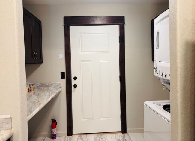 Building Photo - 4 bedroom 3 bath home