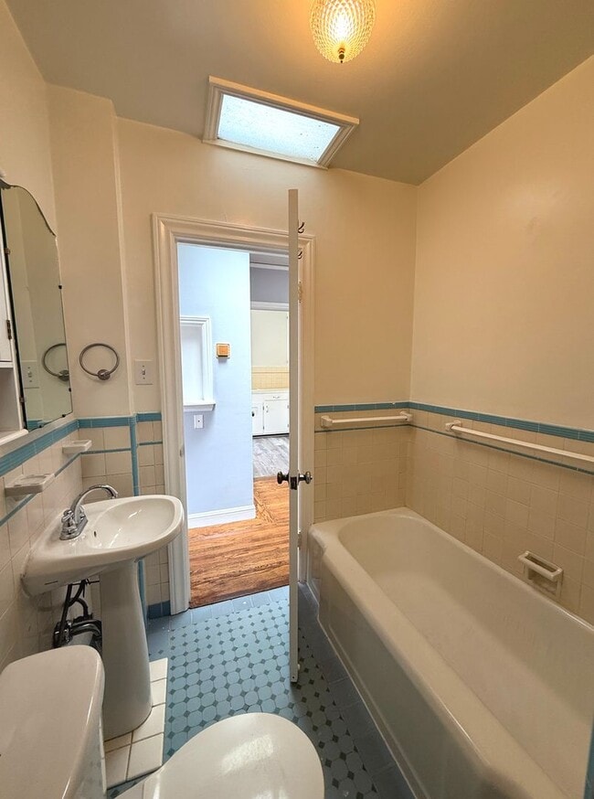Building Photo - UPDATED BRIGHT 1500/ft 3BR/2BR+Bonus+1GR H...