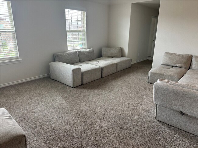 Building Photo - 10101 Sunnyview Ln