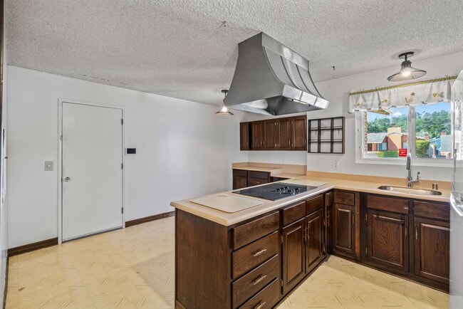 Building Photo - Charming and Immaculate Home for Rent in S...
