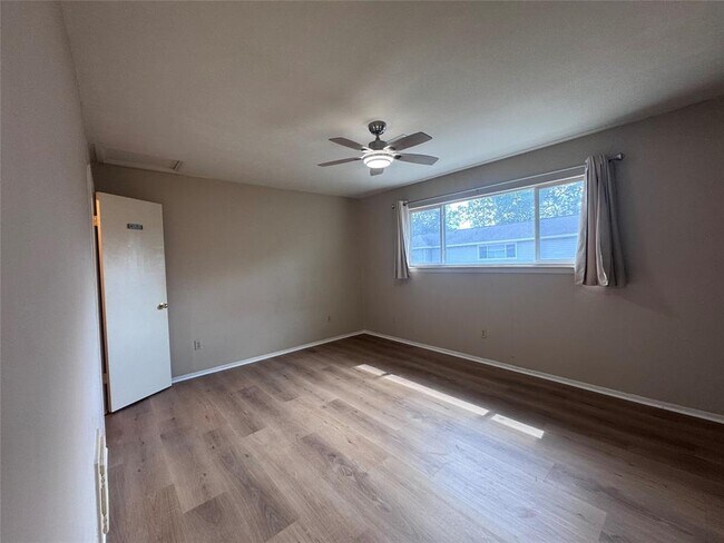 Building Photo - 10810 Sugar Hill Dr