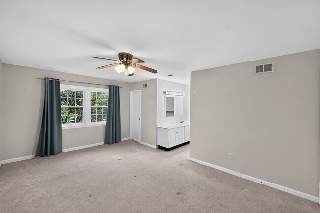 Building Photo - 3-level townhome in sought-after Sycamore Heights