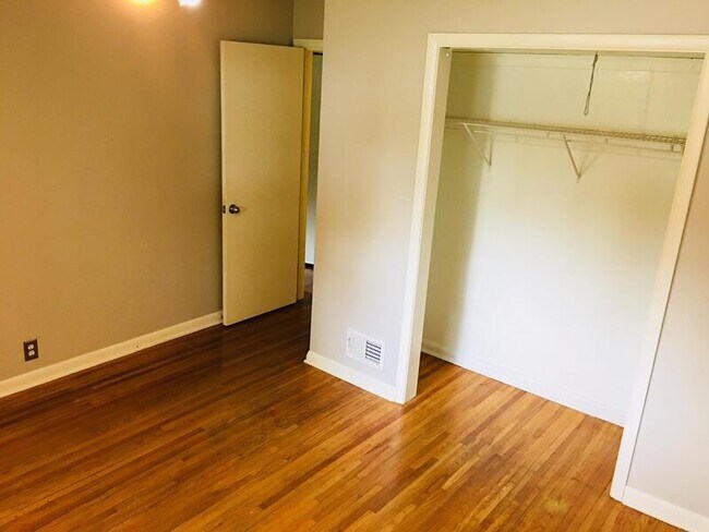 Building Photo - 5624 Lake St