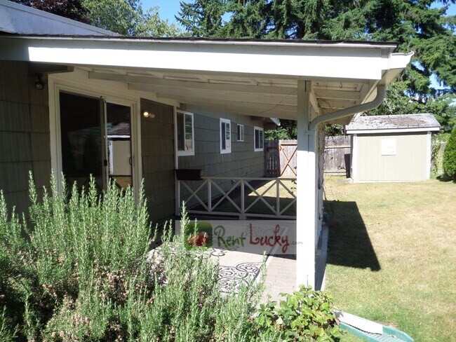 Building Photo - Adorable 3-Bedroom Home w/Large Fenced Yar...